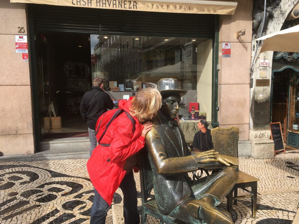 Fabian kissing bronze street statues in Lisbon Portugal